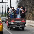 Los ciudadanos, en la desesperación de movilizarse a distintos puntos de la ciudad, han optado por subirse a taxirutas, camionetas y furgonetas que ofrecen el servicio de transporte