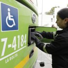 María Camila Escobar, técnica de mantenimiento, cargando un bus eléctrico en Bogotá.