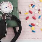 La regularidad en la toma de medicamentos es clave para controlar la presión arterial.