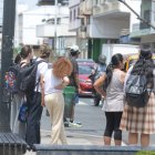 Los padres de familia acompañan a los estudiantes con la incertidumbre de cómo van a movilizarse.