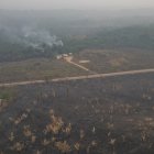 Un incendio forestal cerca a viviendas este 9 de septiembre de 2024, en Porto Velho
