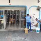 Dirección de Justicia y Vigilancia pinta de blanco pared vandalizada.