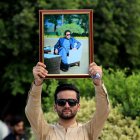 Un partidario del partido Pakistan Tehreek-e-Insaf (PTI) sostiene un retrato del fundador del partido y ex primer ministro Imran Khan.