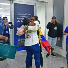 La bimedallista de oro paralímpica se fundió en un abrazo que pareció interminable con su madre, doña Narcisa España.