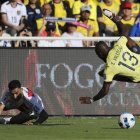 Enner Valencia (d) de Ecuador disputa un balón con Marcos López de Perú este martes.