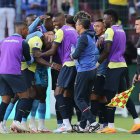 Enner Valencia (2-i) de Ecuador celebra su gol este martes, en un partido de las eliminatorias sudamericanas para el Mundial de 2026 entre Ecuador y Perú en el estadio Rodrigo Paz Delgado en Quito (Ecuador).