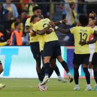 Enner Valencia (c) de Ecuador celebra su gol este martes, en un partido de las eliminatorias sudamericanas para el Mundial de 2026 entre Ecuador y Perú en el estadio Rodrigo Paz Delgado en Quito (Ecuador).