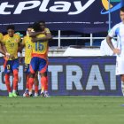 Jugadores de Colombia celebran un gol este martes, en un partido de las eliminatorias sudamericanas para el Mundial de 2026 entre Colombia y Argentina en el estadio Metropolitano en Barranquilla (Colombia