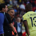 Enner Valencia festejando el gol junto al técnico Sebastián Beccacece.
