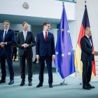 El Canciller alemán Olaf Scholz recibe a la embajadora de la República de Maldivas, Aishath Shaan Shakir, durante una recepción de representantes del cuerpo diplomáticoen Berlín, el 10 de septiembre de 2024.