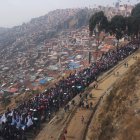 Funcionarios de entidades gubernamentales, campesinos, obreros e indígenas participan en una marcha este martes, en la ciudad de La Paz (Bolivia).