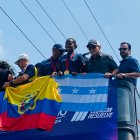 Kiara Rodríguez en el carro de la caravana de oro en Guayaquil.