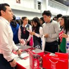 Referencial. Alumnos de colegio revisan la oferta académica de la UBE