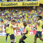 Enner Valencia (c) festeja junto a Alan Franco el gol de la selección ecuatoriana ante Perú