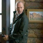 En su papel de John Knox, Michael Keaton logra convertir al antihéroe en un padre que solo quiere ayudar a su hijo.