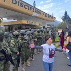 En los exteriores de la Escuela Superior del Ejército también se hizo un plantón para exigir justicia por Aidita Ati, subteniente que fue violada y encontrada muerta en una bridada militar.