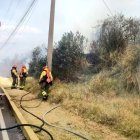 Imagen de un incendio forestal en la Autopista General Rumiñahui, a la altura del puente 6, este 11 de septiembre.