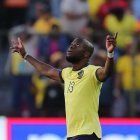 La celebración de Enner Valencia tras marcar el tanto de la victoria ante Perú, en el estadio Rodrigo Paz.