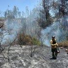 Un equipo de Bomberos inspeccionaba una zona del fuego en El Quinche.