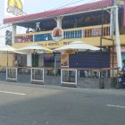 Hecho. Así permanece hoy la calle y la acera en la zona donde el Cabildo dio el permiso. La ciudadanía reprocha el accionar de la autoridad.