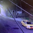 Captura de video en la que un hombre pirómano prendió fuego y se fue.