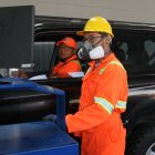 Imagen del proceso de revisión técnica que realiza la Agencia Metropolitana de Tránsito.