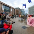 Activistas animales de PETA participan en una protesta para denunciar que las instituciones de la UE permiten torturar y matar animales en pruebas de ingredientes cosméticos.