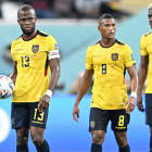 Enner Valencia (i) junto a Carlos Gruezo (c) y Félix Torres en la selección ecuatoriana
