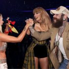 Karol G puso a bailar a Taylor Swift y a su compañero Post Malone, quien colaboró en la canción Fortnight.