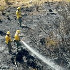 Bomberos realizaron labores de enfriamiento para evitar la reactivación del incendio en Cuchitingue.