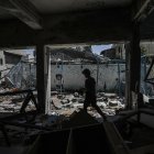 Un niño camina entre los escombros de la escuela administrada por la UNRWA, convertida en refugio, de Al-Jaouni, alcanzada por un ataque aéreo.