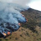 El voraz incendio avanza destrozando todo lo que está a su paso.