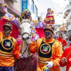 La Mama Negra viste de vistosos colores y está acompañada por los negros loeros.