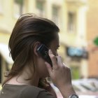 En la imagen de archivo, una joven habla por teléfono móvil en una calle de Madrid. EFE/J. Huesca