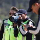 Los agentes utilizan cinemómetros (radares de mano) para los controles de velocidad.
