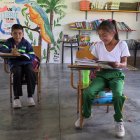 Fotografía de estudiantes de la Institución Educativa Técnica Tapias, sede La Cabaña, en la población de Toche (Colombia). La asignatura favorita de Kevin, Stiven y Nicole, de 6, 8 y 9 años, son las matemáticas, que estudian en una escuela remota en el centro de Colombia en la que hay matriculados 5 alumnos y que tiene una peculiaridad: está ubicada en el cráter de un volcán. EFE/ Juan Diego López