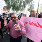 La protesta también contó con el apoyo de la comunidad, que compartió experiencias similares de rechazo y dificultades en el sistema educativo.
