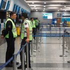 AME9314. BUENOS AIRES (ARGENTINA), 13/09/2024.- Fotografía que muestra trabajadores hablando este viernes en un área del aeropuerto Jorge Newbery de la ciudad de Buenos Aires (Argentina).Trabajadores de la aerolínea estatal argentina llevan a cabo este viernes un paro por 24 horas en medio de protestas para reclamar mejoras salariales, que afecta a unos 37.000 pasajeros y tendrá un costo económico de 2,5 millones de dólares, según informaron fuentes oficiales. EFE/Juan Ignacio Roncoroni
