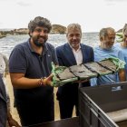 El presidente de la Comunidad de Murcia, Fernando López Miras, el alcalde de Mazarrón, Ginés Campillo, el arqueólogo de la Universidad de Valencia, Carlos de Juan, muestran una parte de la proa de la embarcación fenicia Mazarrón II.