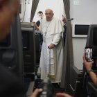 El Papa Francisco asiste a una conferencia de prensa a bordo del avión papal en su vuelo de regreso después de su viaje de 12 días por el sudeste asiático y Oceanía, el 13 de septiembre de 2024.