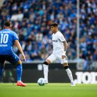 Piero Hincapié (d) en el partido de Bayer Leverkusen ante Hoffenheim