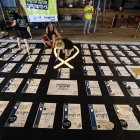 Tel Aviv (Israel), 14/09/2024.- Israelis light candles near tributes to Israeli hostages held by Hamas in Gaza, during a protest calling for their immediate release, in Tel Aviv, Israel, 14 September 2024. According to the Israeli military, 101 Israeli hostages remain in captivity in the Gaza Strip. Rallies in Israel have been critical of the Israeli government"s handling of the crisis, demanding the immediate release of all hostages. (Protestas) EFE/EPA/ATEF SAFADI