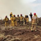 Bomberos quedaron atrapados en medio del fuego y el espeso humo.