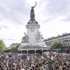 Paris (France), 14/09/2024.- Hundreds of people take part in a feminist demonstration in support of Gisele Pelicot, victim of alleged rape by her husband and dozens of men over years, in Paris, France, 14 September 2024. Dominique Pelicot is accused of drugging his wife to rape her when she was unconscious and offer her to dozens of men at their house in Mazan, south of France, between 2011 and 2020. Fifty of them have also been accused. Dominique Pelicot could spend up to 20 years behind bars if proven guilty. The verdict is expected at the end of November 2024. (Francia) EFE/EPA/TERESA SUAREZ