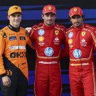 Charles Leclerc (c) saldrá primero, escoltado por Oscar Piastri (i) y Carlos Sainz Jr.