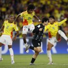 Yunaira López (d) de Colombia rechaza el balón durante el partido de octavos de final de la Copa Mundial Femenina sub-20 entre Colombia y Corea del Sur.