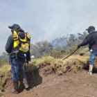 Habitantes de Quinticusig ayudan en la lucha contra el incendio forestal para evitar que lleguen a las fuentes de agua.