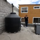 Hay moradores que han invertido hasta $ 900 en tanques de reserva para tener el líquido vital.