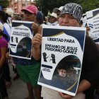 Protestas. Cientos de ciudadanos salieron a las calles con carteles y gritos para pedir “justicia para los desaparecidos”. Acusan a Bukele de dictador.