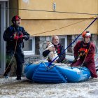 Rescatistas socorren a ciudadanos y sus mascotas en zonas abnegadas